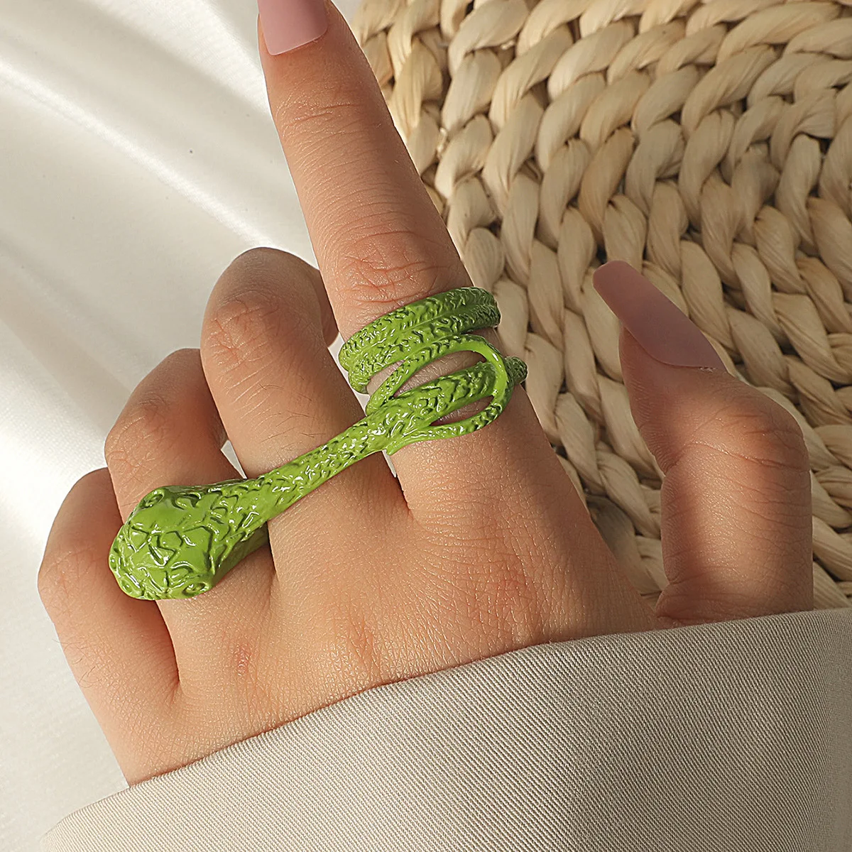 

Ins Fashion y2k Girls Jewelry Green Color Snake Winding Double Ring Exaggerated Vintage Animal Snake Charm Finger Ring For Women, Like picture