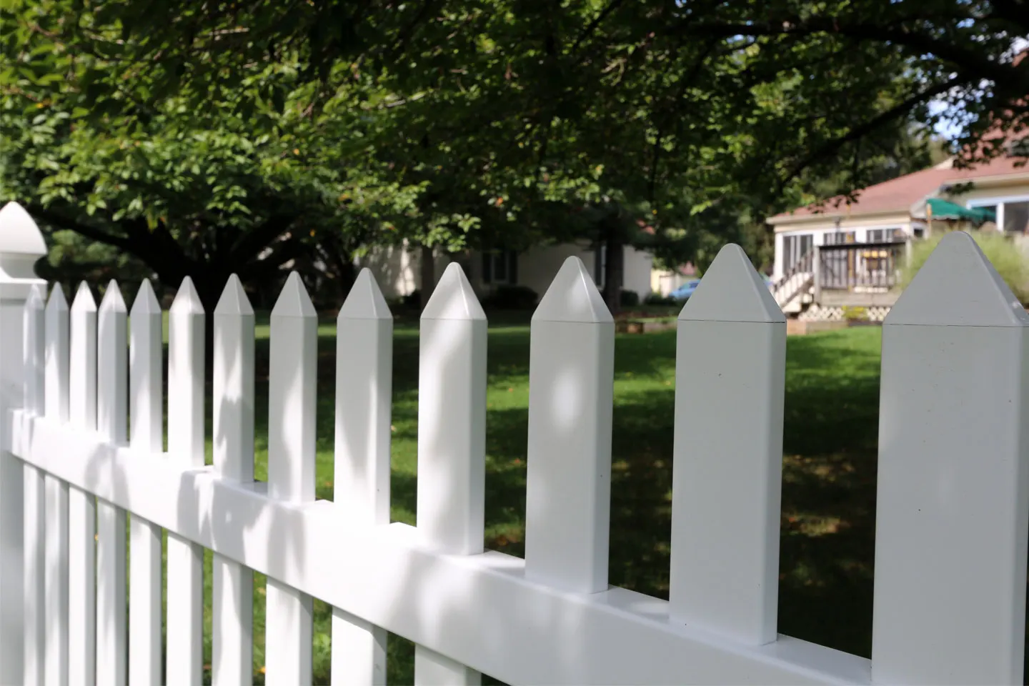 Вычитание низкий забор включенный. PVC Fence.