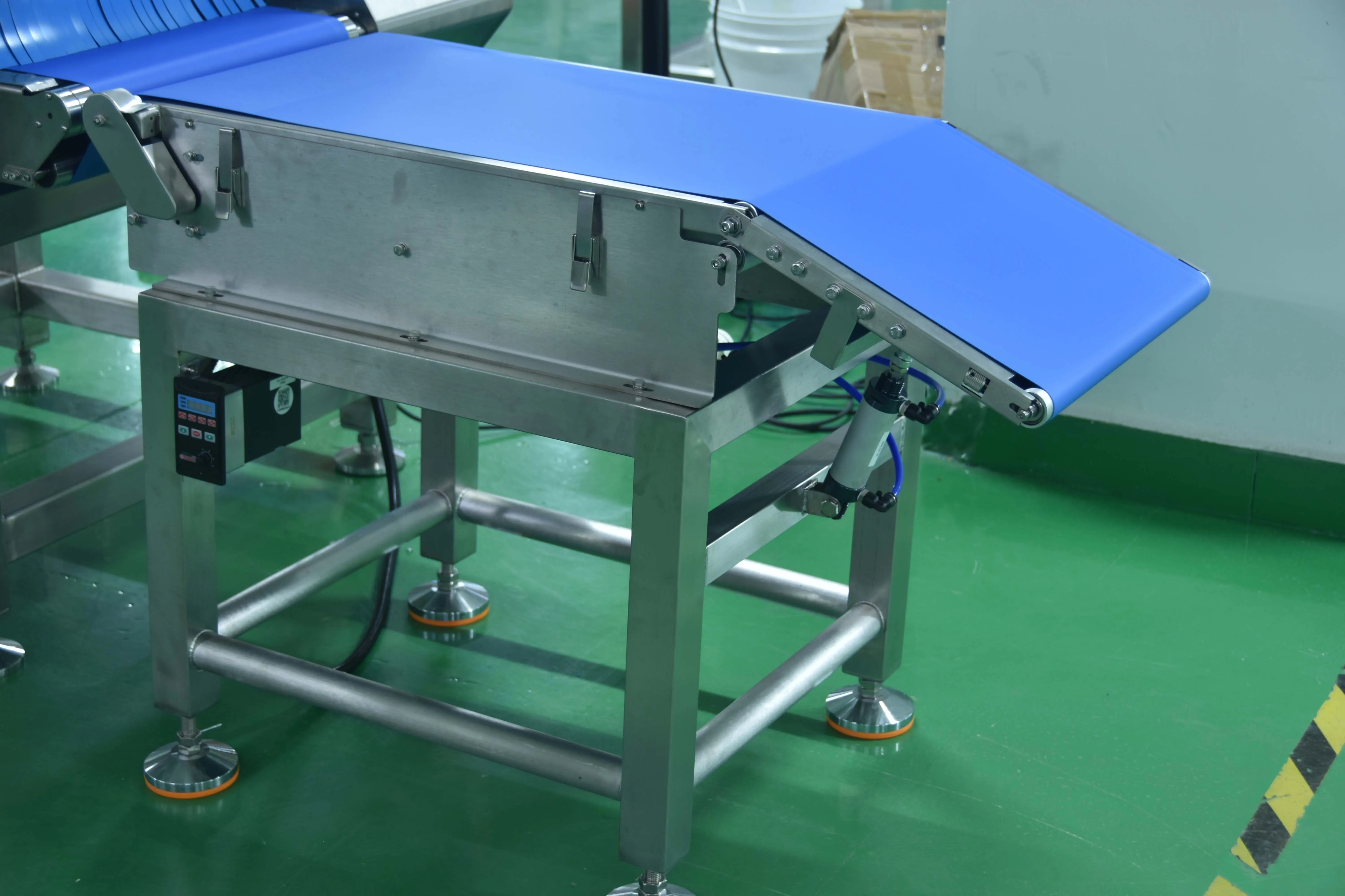 Split conveyor with pneumatic sinking reject mechanism