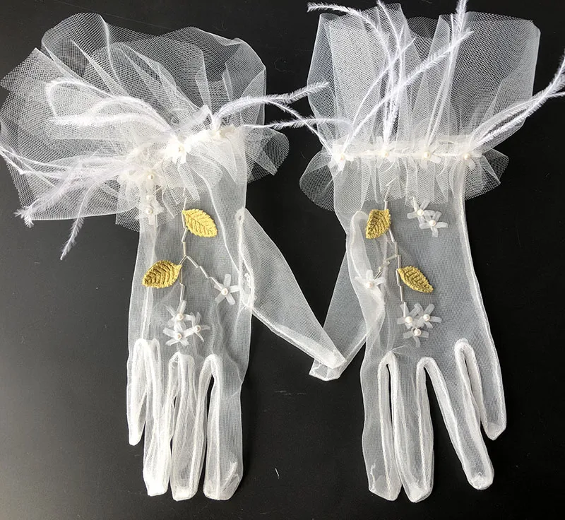 
2020 new Bride design glove Accessories Elegant Simple pearl beads leaf Lace Plain White wedding gloves  (1600077423297)