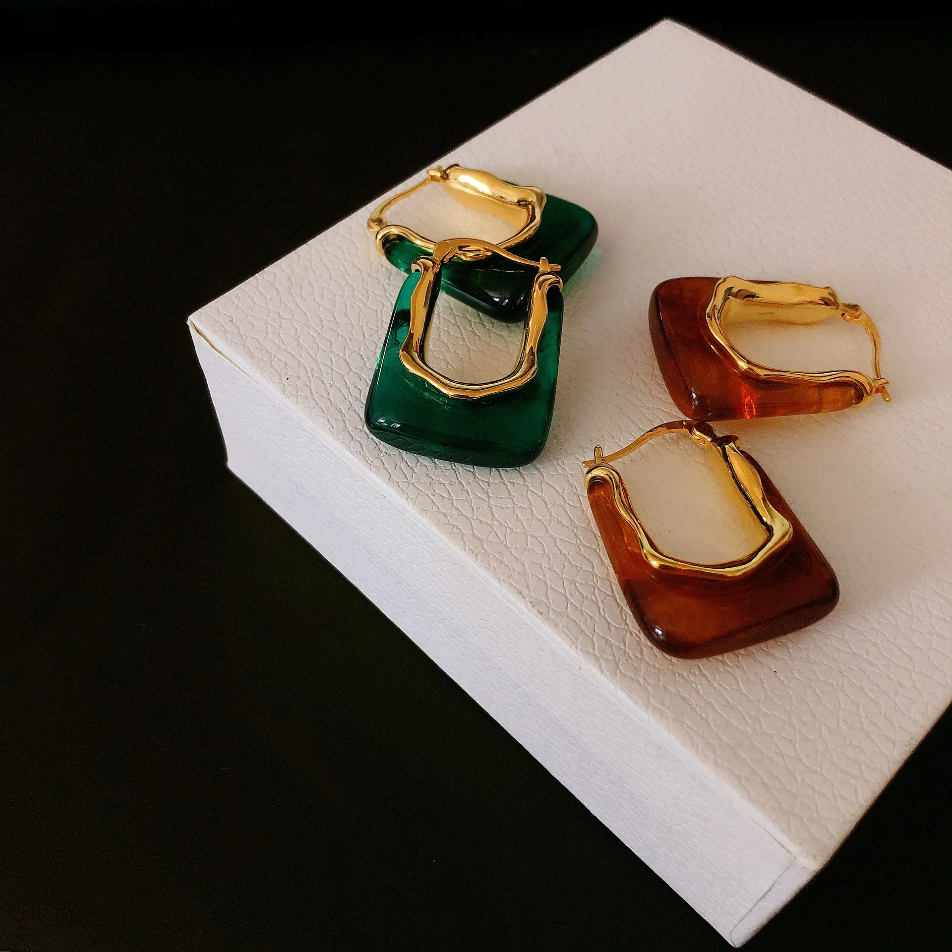 Luxury 18K Gold Plated Resin Clip On Earrings Fashion Retro C Shape Resin 18K Gold Earrings Jewelry For Women