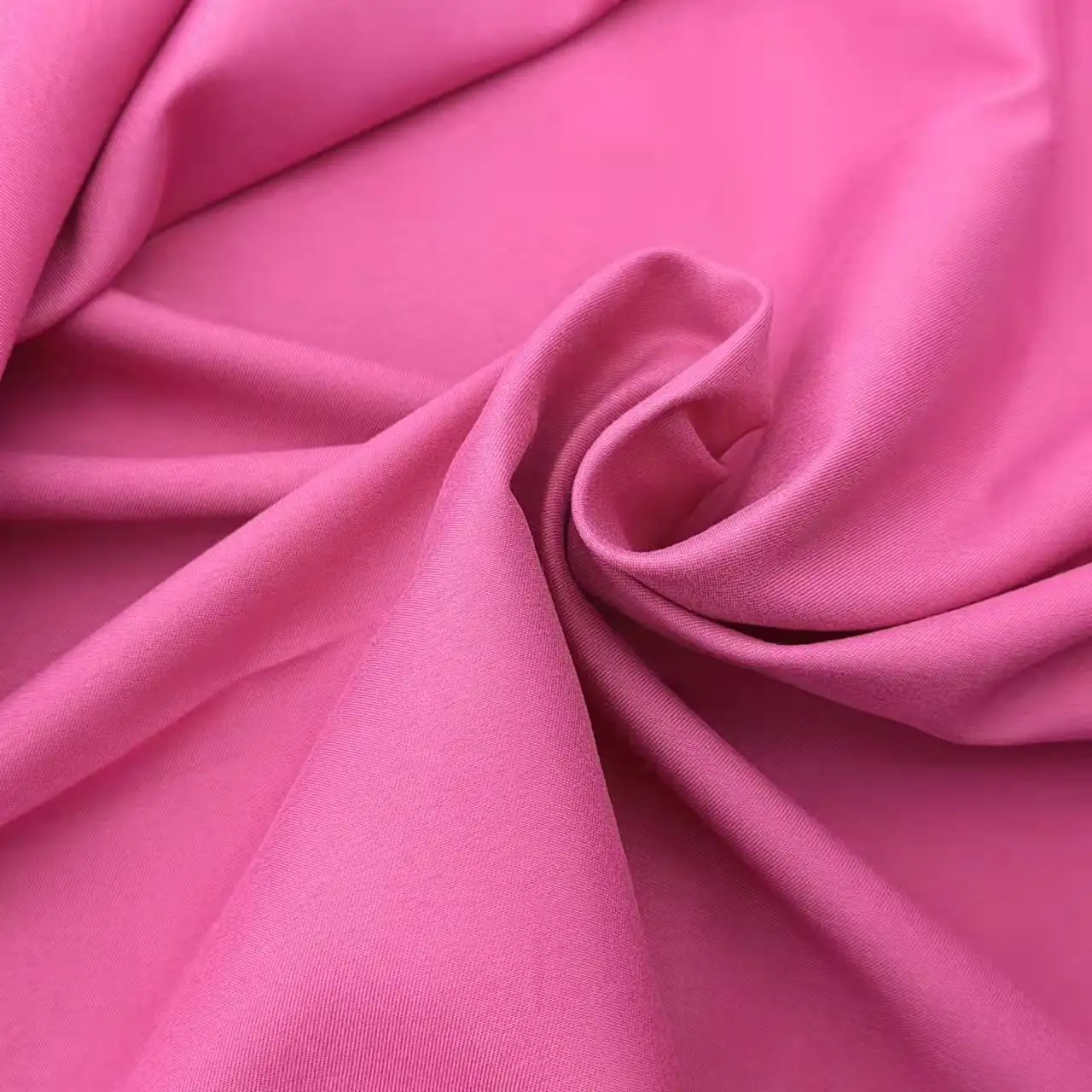 

108gsm 100%Polyester Microfiber Fabric 75dx150d Brushed Twill Peach Skin Fabric for Beach Pant Jacket Clothing