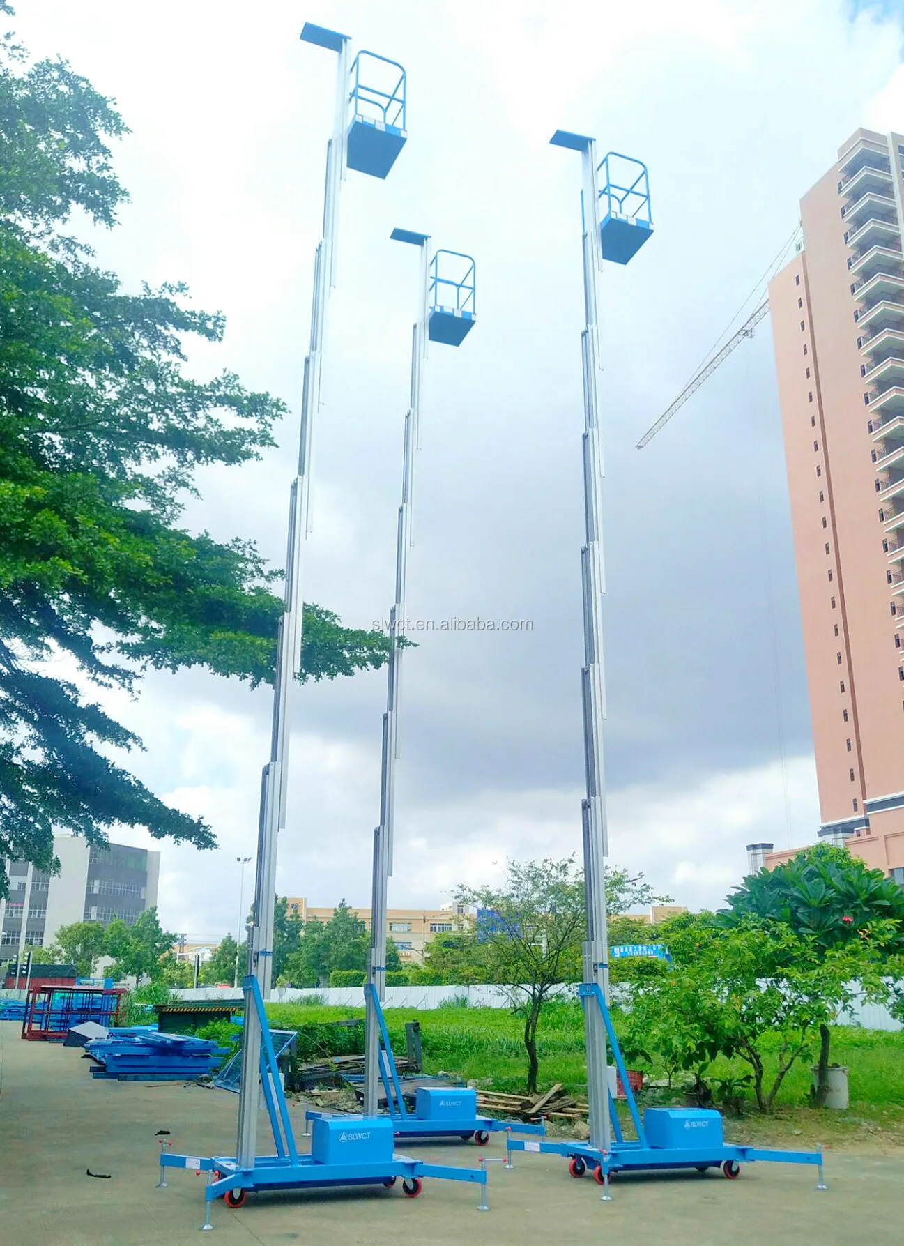 125千克容量电动单桅mandlift高空作业平台