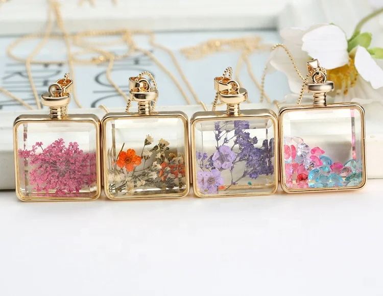 

Wholesale Transparent Gold Plated Square Glass Dried Flower Pendant Crystal Perfume Bottle Necklace