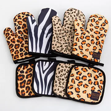 

M191 Wholesale Leopard Microwave Gloves Thickened High Temperature Heat Insulation Gloves Baking Animal Pattern Oven Gloves