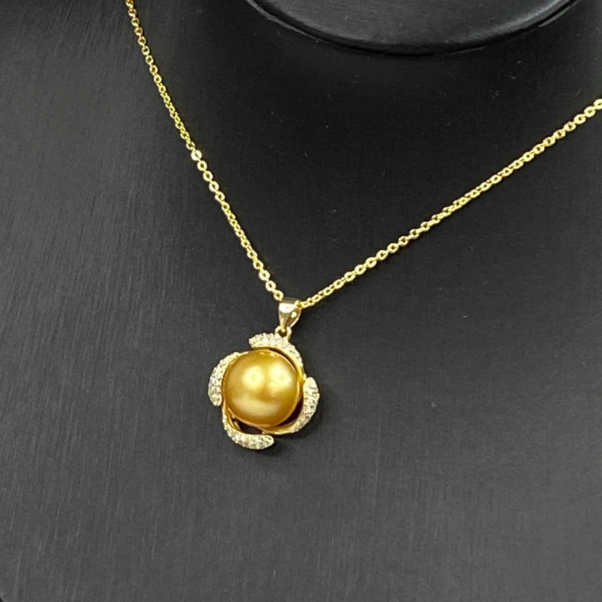 

Jewelry New Design 11-12 mm Golden South Sea Pearl Four Leaf Rotation Pendant with Sliver 925 Lucky pendant