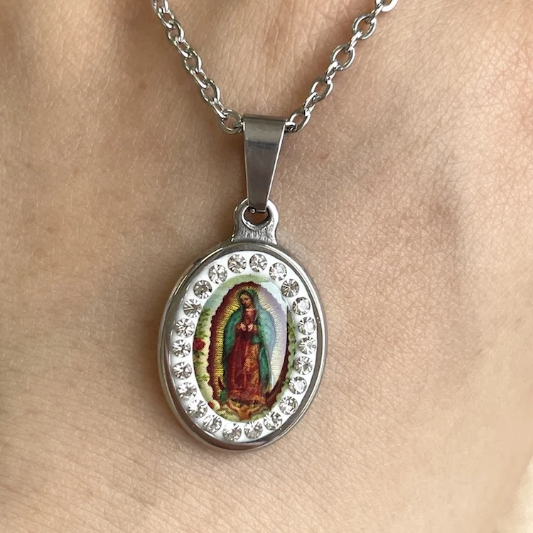 

2021 Fashion Stainless Steel Gold Plated Virgin Mary Necklace Religious Oval Portrait Virgin Mary Pendant