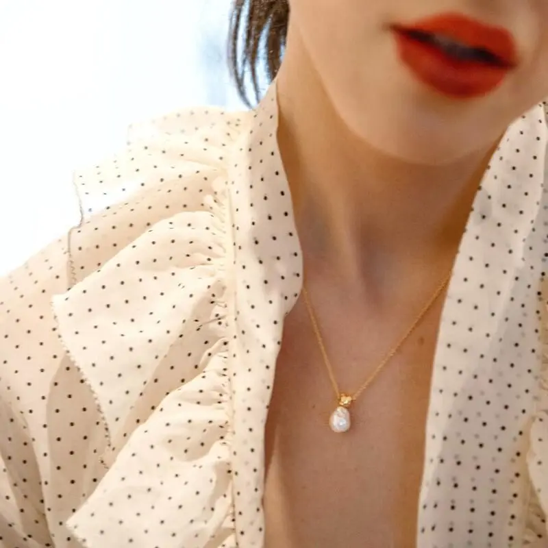 

Womens Freshwater Pearl Round Metal Bead Brass Necklace Ladies French Style Dainty Elegant Gold Plated Necklaces Minimalist 2020