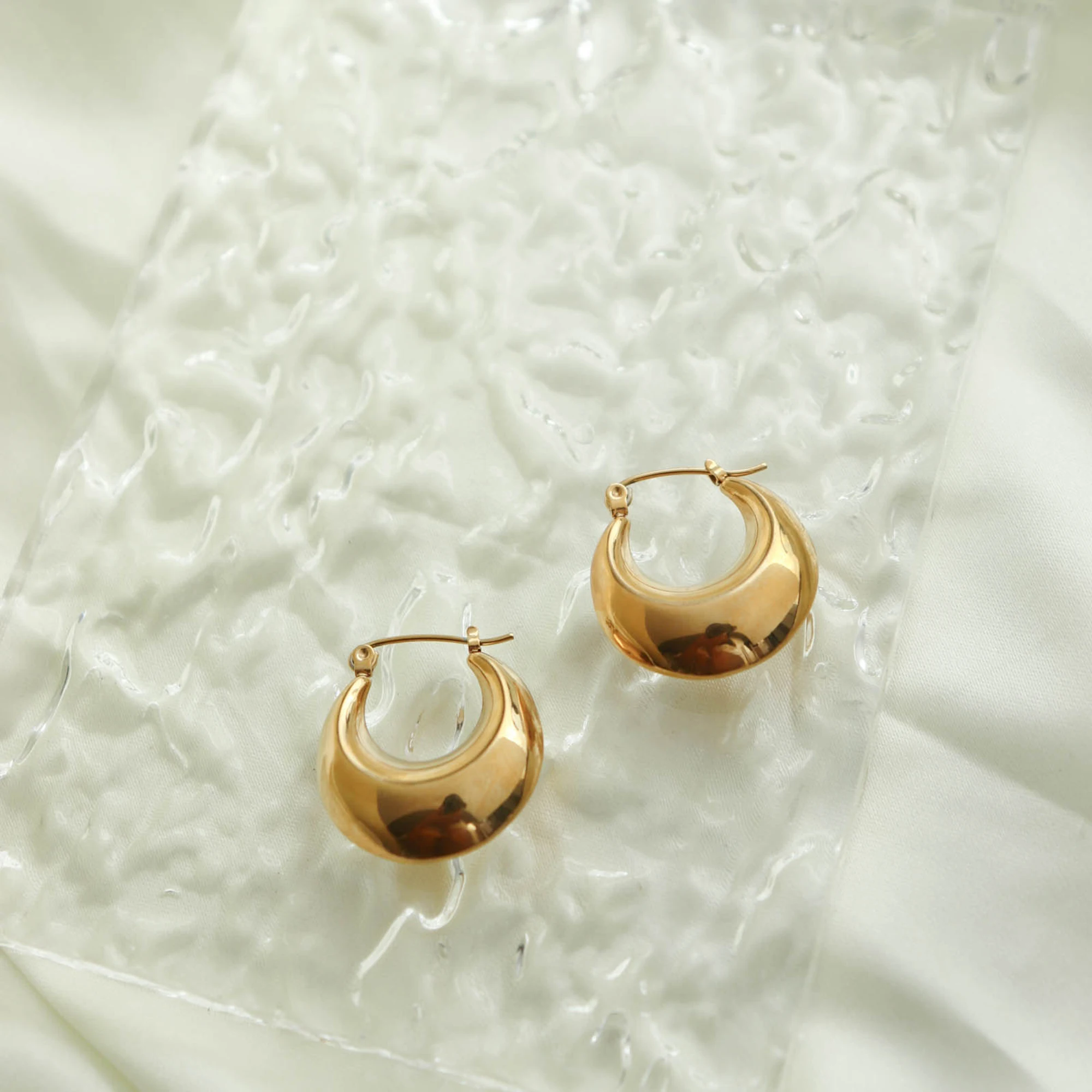 

Chris April in stock 316L Stainless Steel PVD gold plated minimalist hollow hoop earring