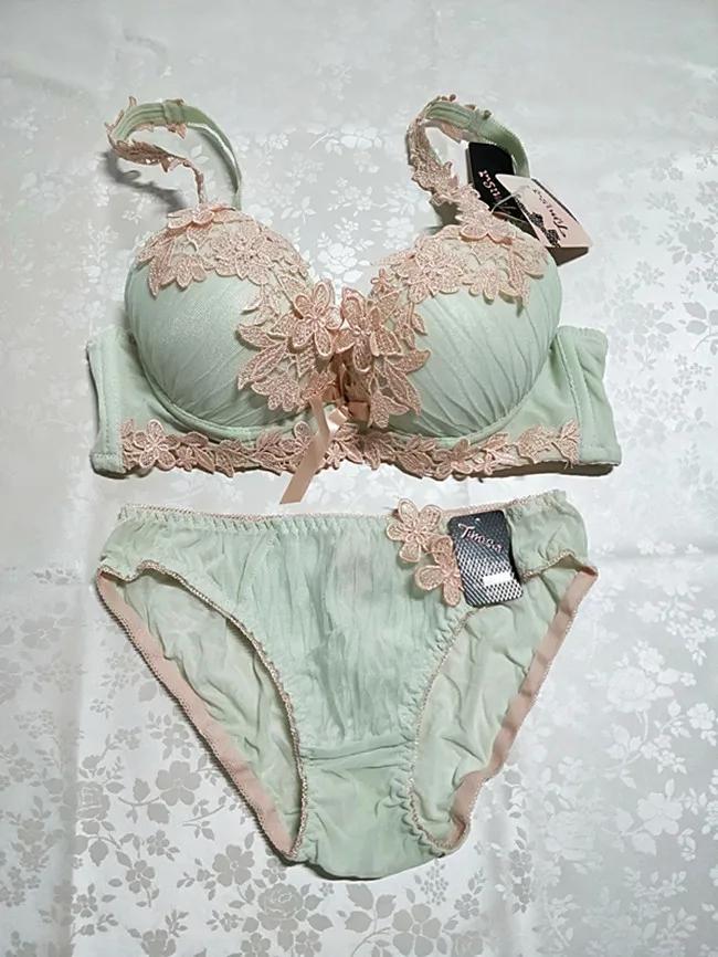 Women's Light Mint Green Push-Up Bra & Panty Panties Set