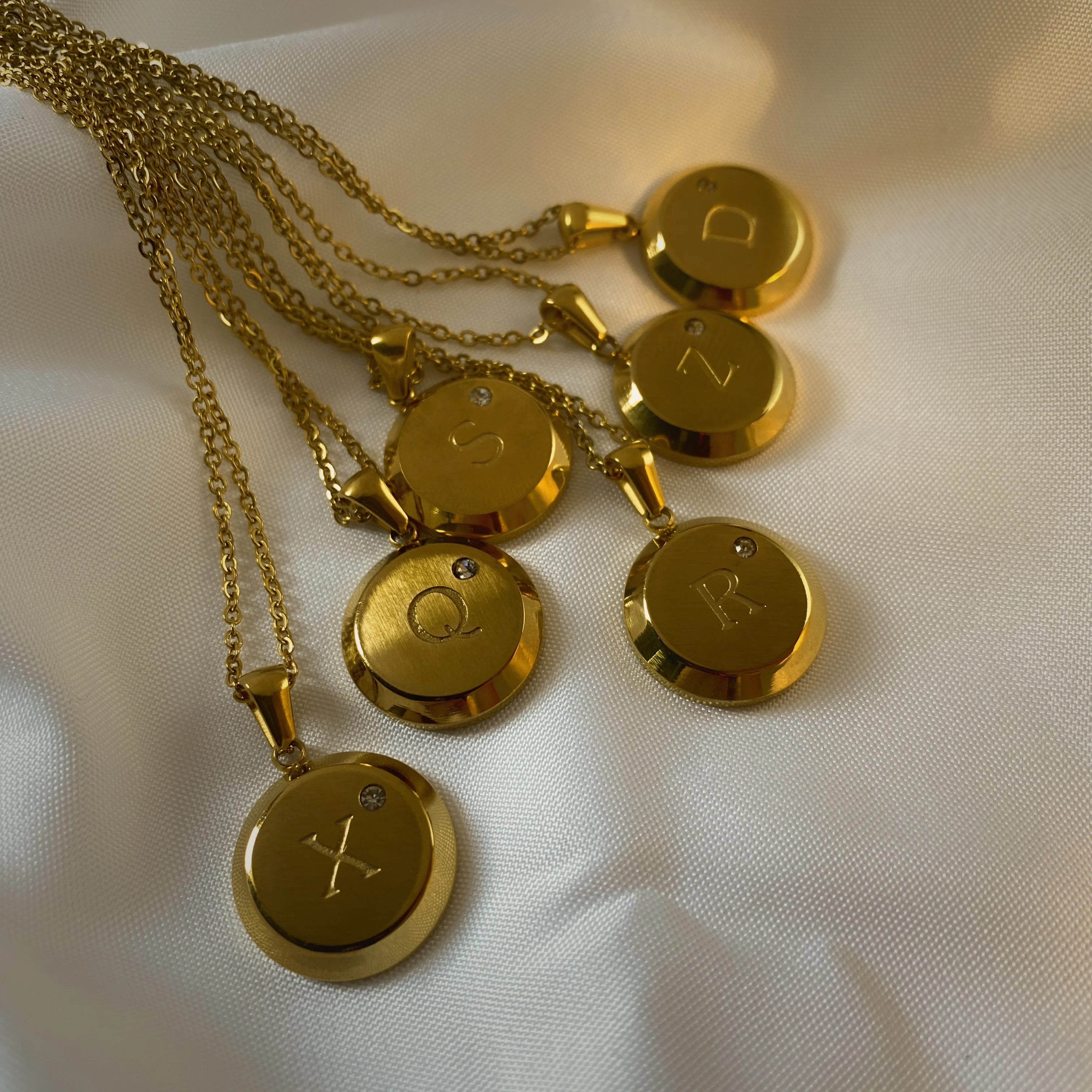 

Golden Round Initial Pendant Necklace For Women 18K Gold Plated Stainless Steel 26 English Letter A-Z Zircon Necklace