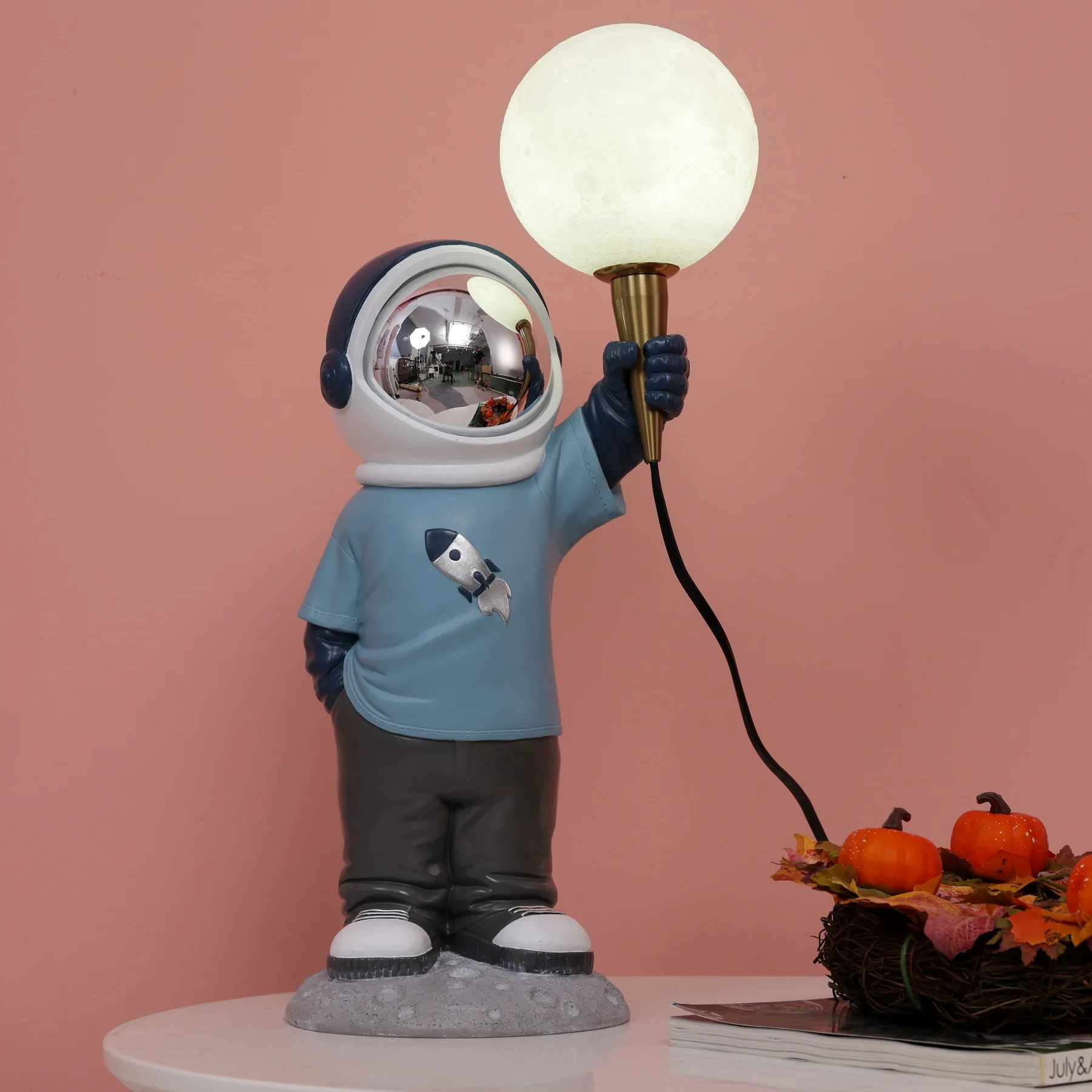 

Resin Modern Table Lamp Art Decor Hip Hop Astronaut living Room Big Cabinet Decor Astronaut Statue For Kis