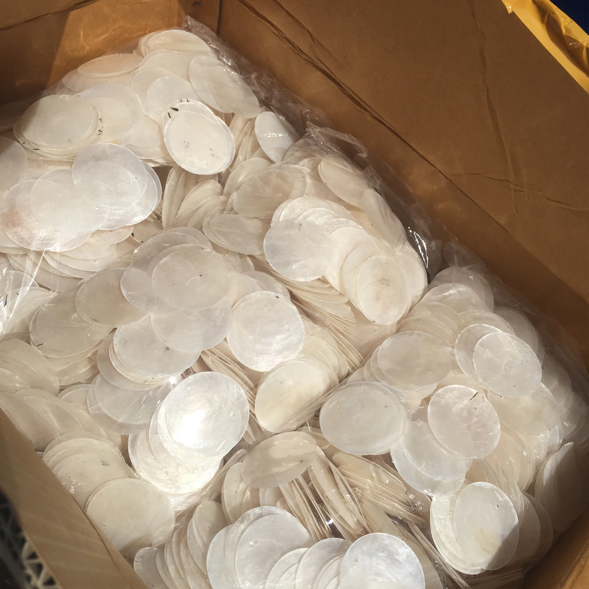 
Wholesale of round capiz shells Quick delivery keep a large stock of goods Diameter: 5cm 