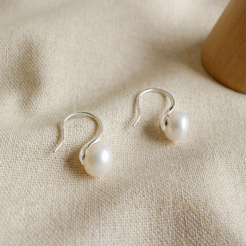 

2021 Women Fresh Water White Pearl Hook Earring 925 Sterling Silver Minimalist Jewelry Rhodium Plated Eardrop Fashionable Design