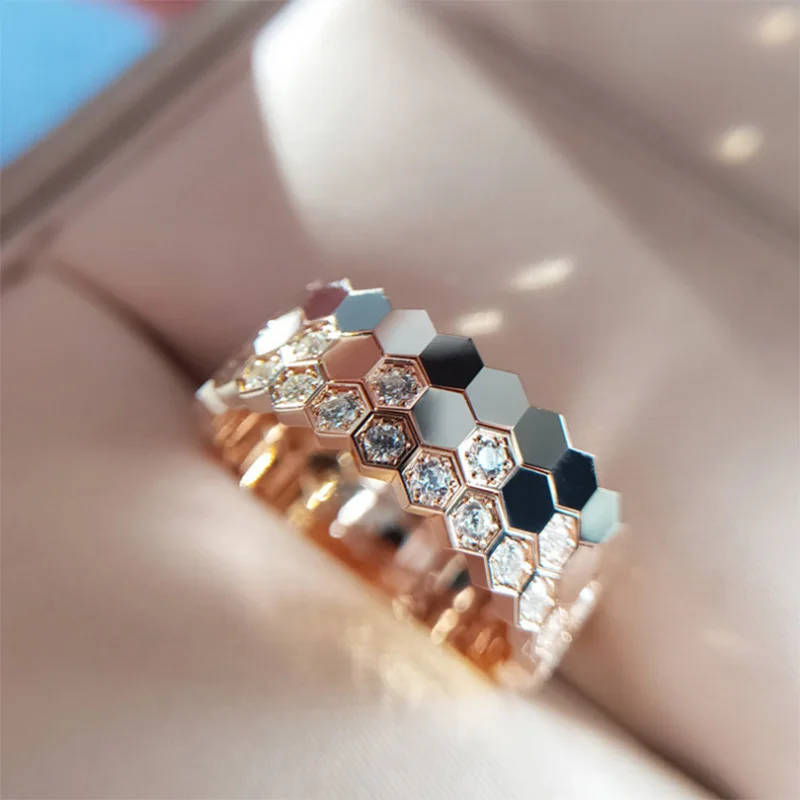 

Fashion simple ring honeycomb ring cold wind ins net red plated 18k rose gold with diamond ring, Picture shows