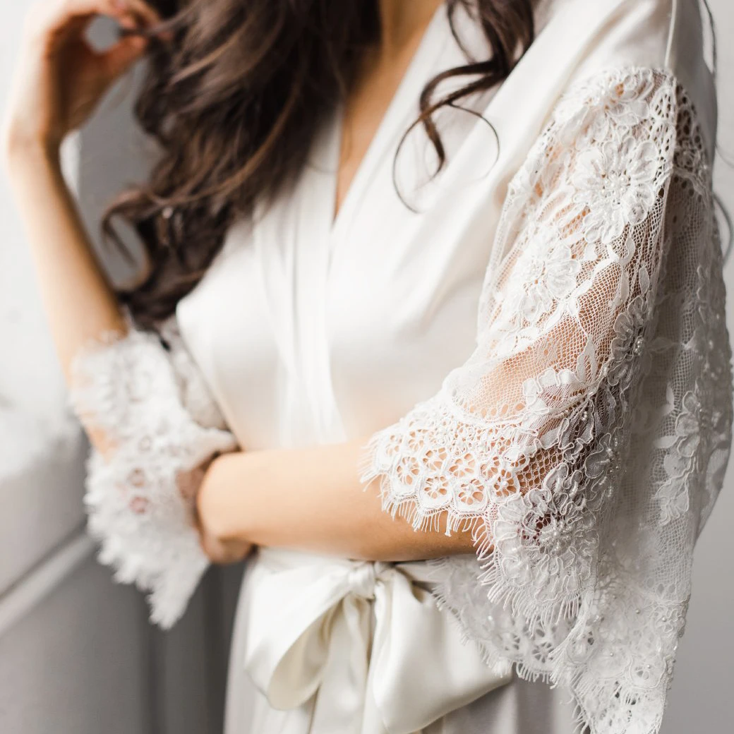 

Beta high quality white satin robe with lace ladies satin boudoir pajamas lace trim pajamas ladies plain bridesmaid silk robe