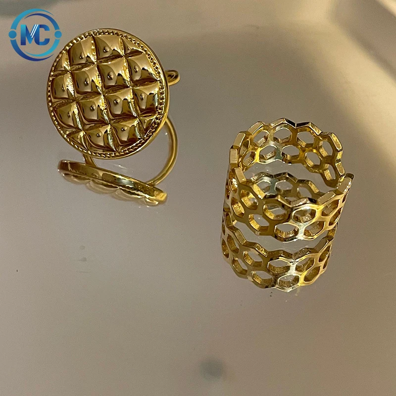 

Simple Honeycomb Hollow Wide  Ring Retro Round Carved Rhombus Button-shaped Rings Female Minimalist Jewelry 2021 New, Gold color