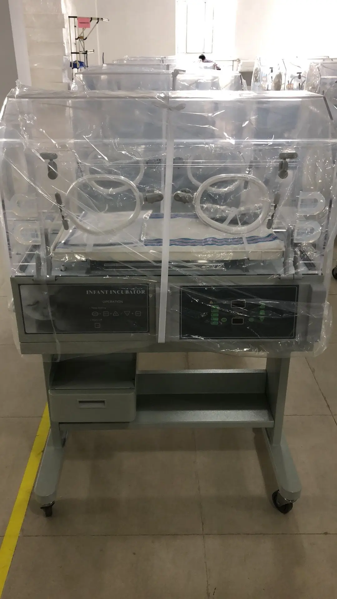China Cheap Medical Infant Incubator with Price