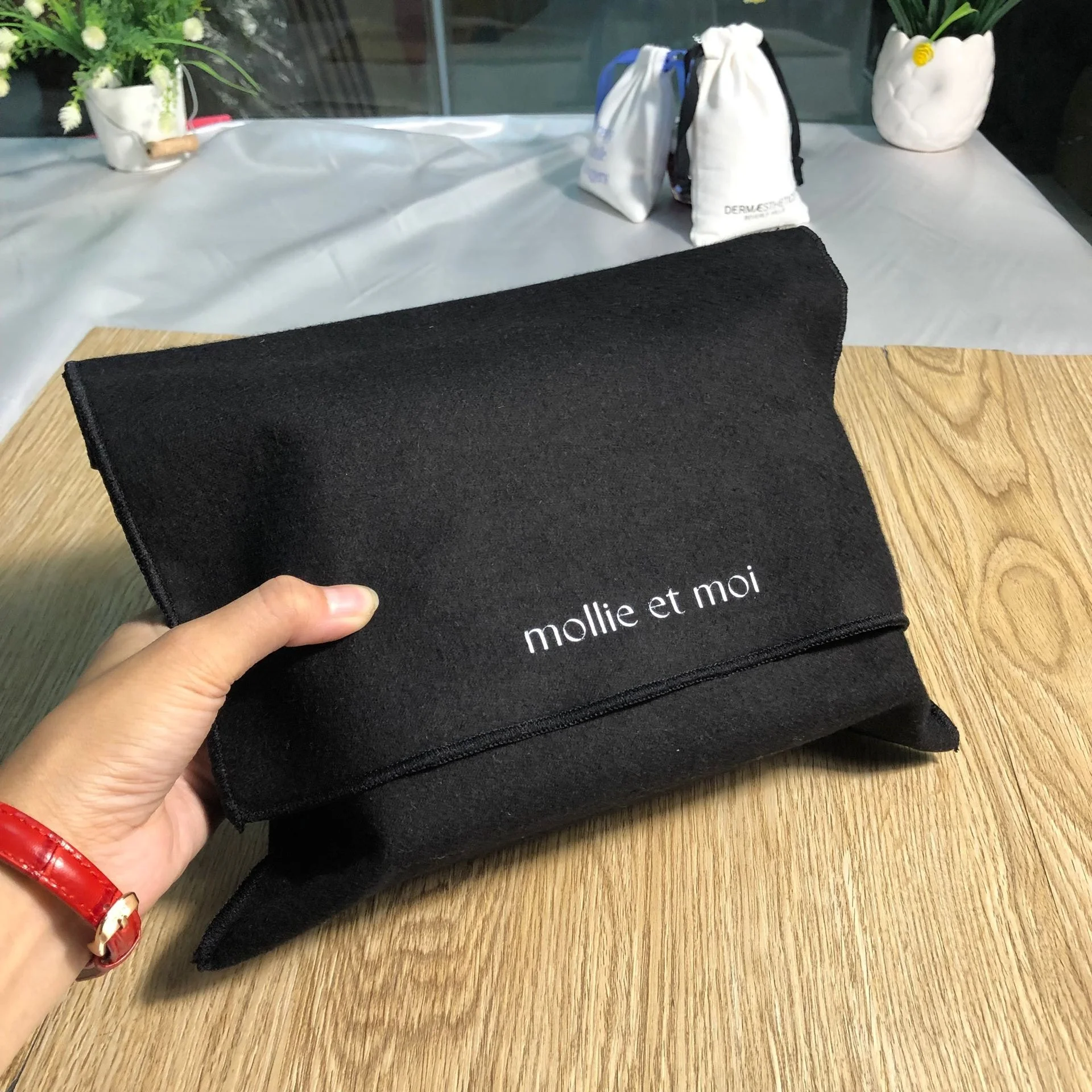 

Black Cotton Flannel Envelop Dust Cover Bag, Natural color, off white color, white color, black color , red etc