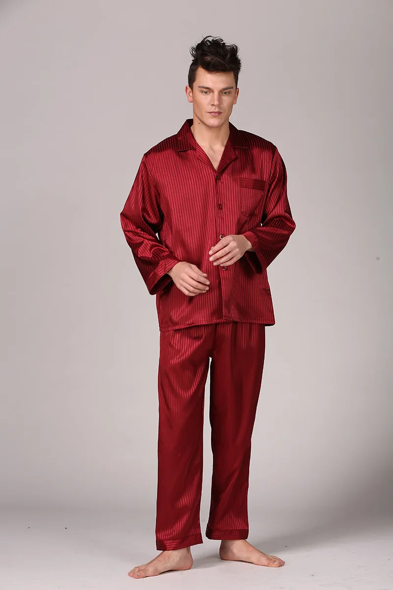 Купить мужскую пижаму в москве. Пижама мужская Santorini. Мужская пижама шелковая. Мужчина в пижаме. Атласная пижама мужская.
