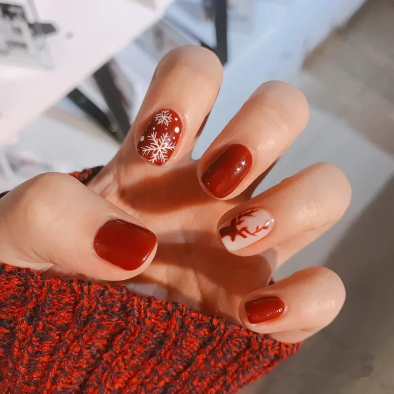 

24pcs Red False Nail Christmas Deer Snowflake Print Short Square Nail Wearable Artificial Fingernails