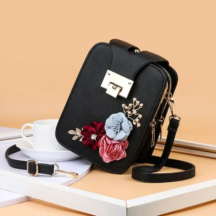 

2020 New Rivet Chain Small Crossbody Bags For Women Shoulder Messenger Bag Femme Lady Luxury Handbags black