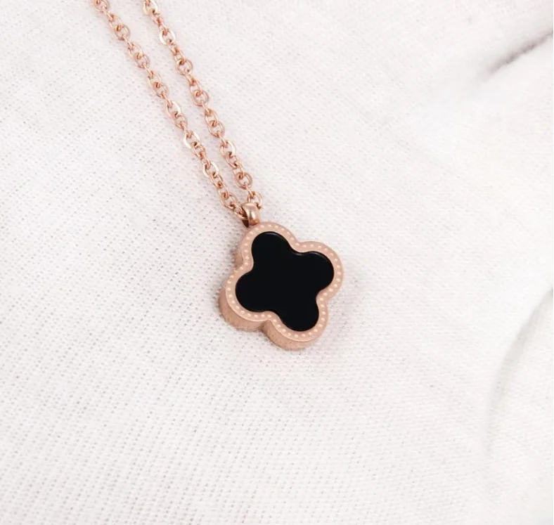

Double sided four-leaf clover necklace for ladies short titanium steel clavicle chain necklace