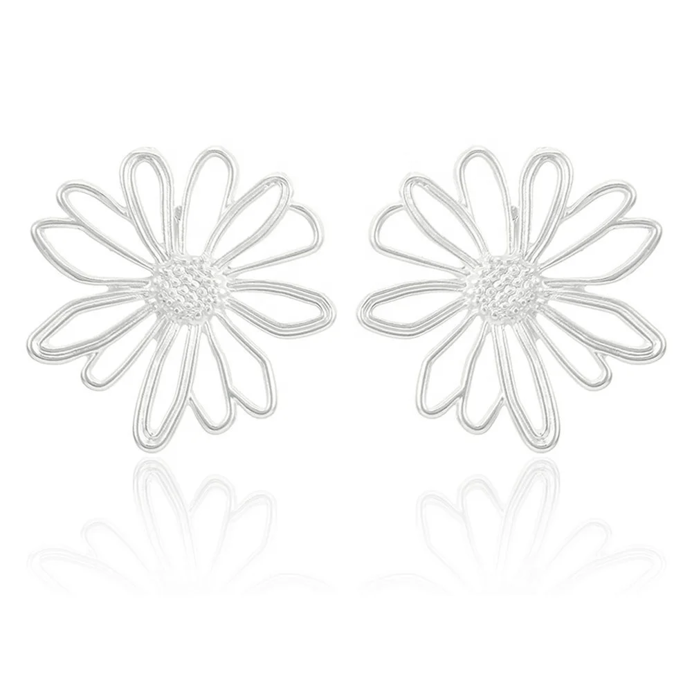 

Hollow Chrysanthemum Earrings Female Romantic Simple Party Jewelry Cute Girl Exclusive Jewelry Wholesale Gold / Silver Earrings