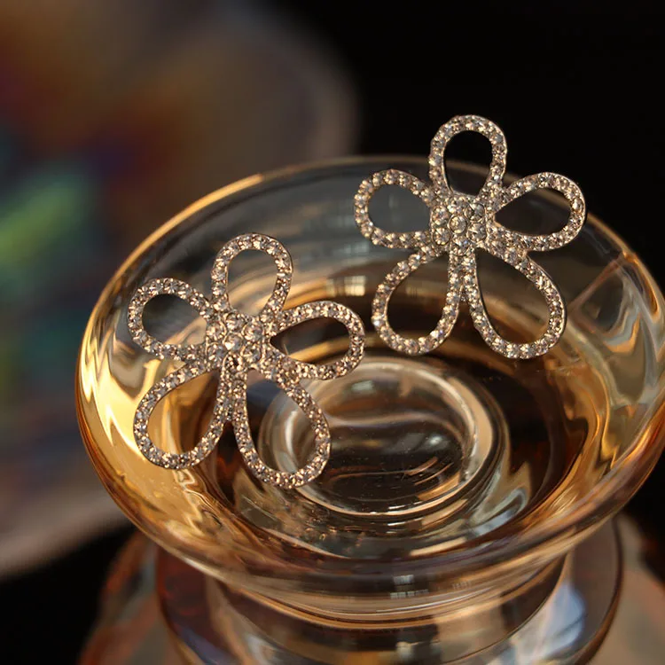 

Trendy BlingBling Rhinestone Flower Stud Earrings Retro Silver Color Hollow Flower Shiny Rhinestone Bridal Earrings for Wedding