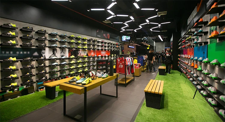 木运动鞋鞋墙显示足球鞋店商店运动鞋鞋架