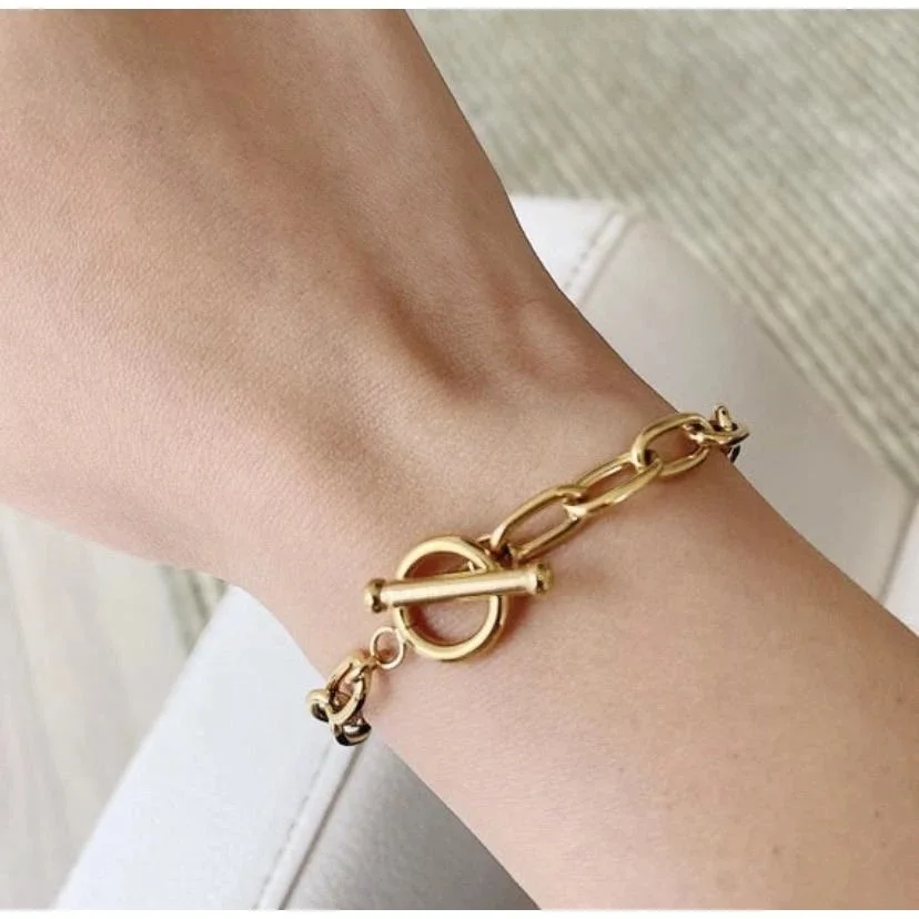 

Factory Direct Sales European And American Fashion Gold Paper Clip OT Buckle 18K Gold-Plated Stainless Steel Oval Bracelet Women, Picture shows