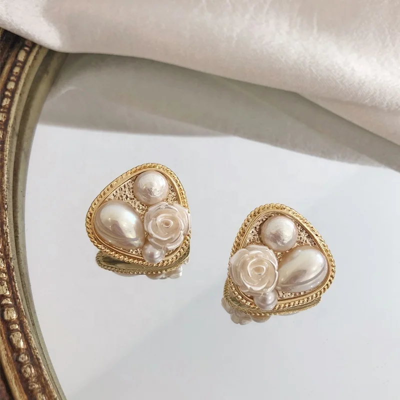 

Fashion Vintage Korean Pearl Shell Flower Stud Earrings For Women Girls Metal Triangle Wedding Jewelry Oorbellen Gift