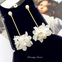 

Women Pink and White Flower Pearl Dangle Earrings Long Style Acrylic Flower Petal Drop Earrings With Pearl