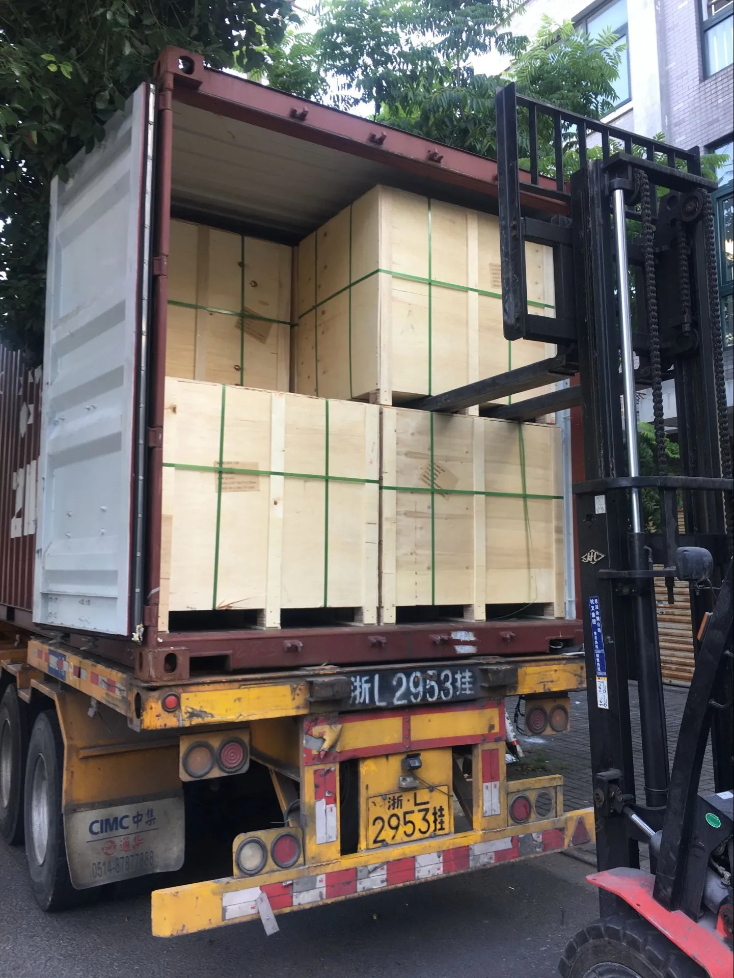 铝 铝型材  包装与物流 packaging details 铝型材包装有: 出口纸箱