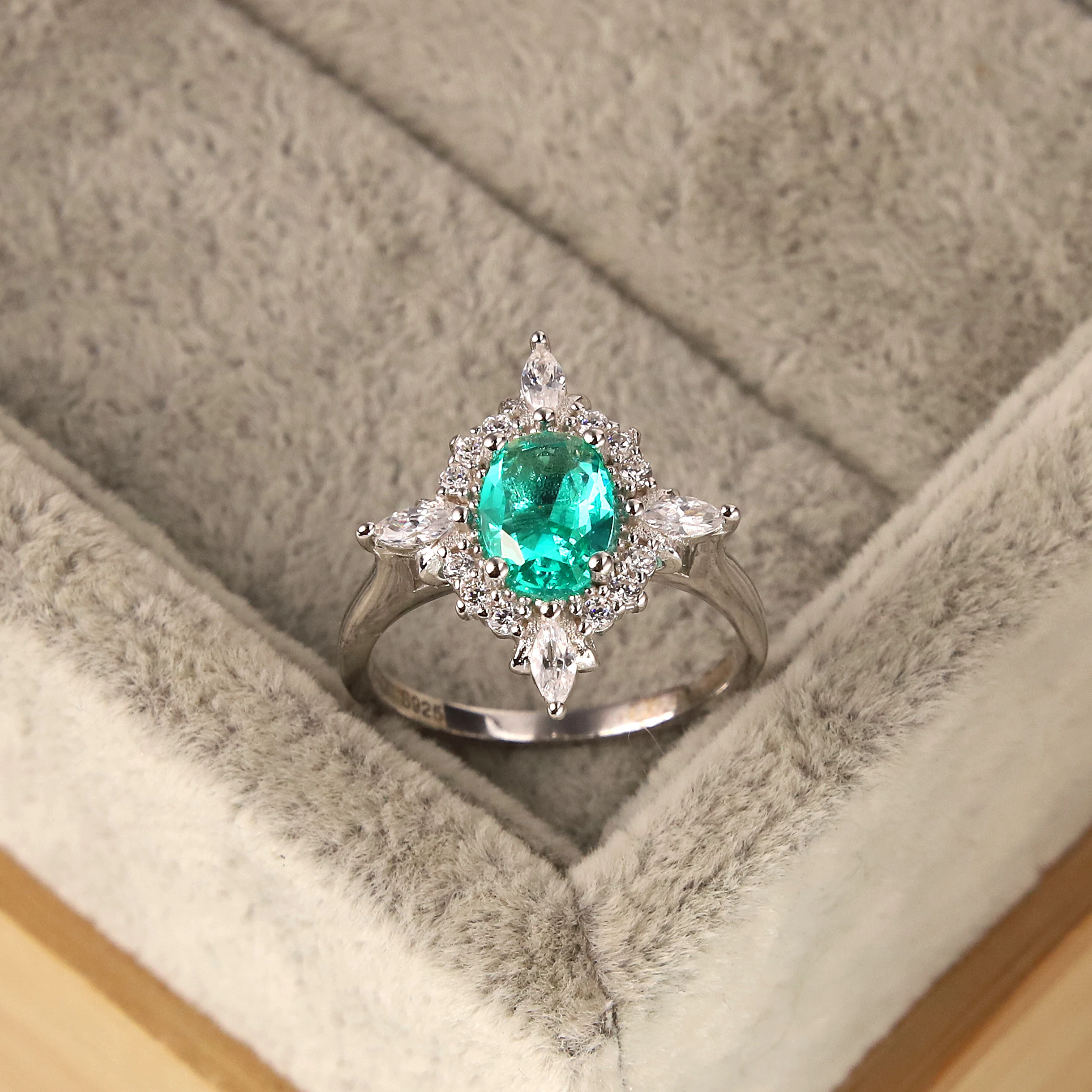 

Hot sale fashion 925 Sterling Silver Flower Ring Platinum zircon snowflake green crystal jewelry women's gifts