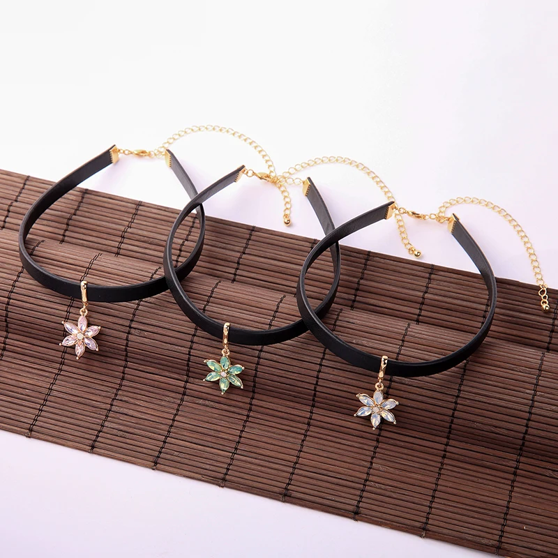 

xl01028d Summer Hot Crystal Flower Charm Imitation Leather Cord Choker Trendy Ladies Chokers