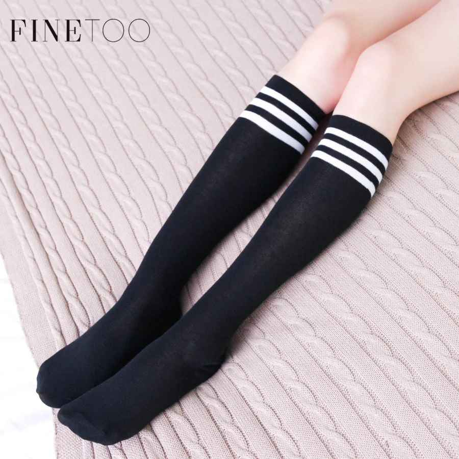 

FINETOO Wholesale 2021 Black White Wholesale Korean Style Over Keen Below Keen High Socks For Students Young Girls