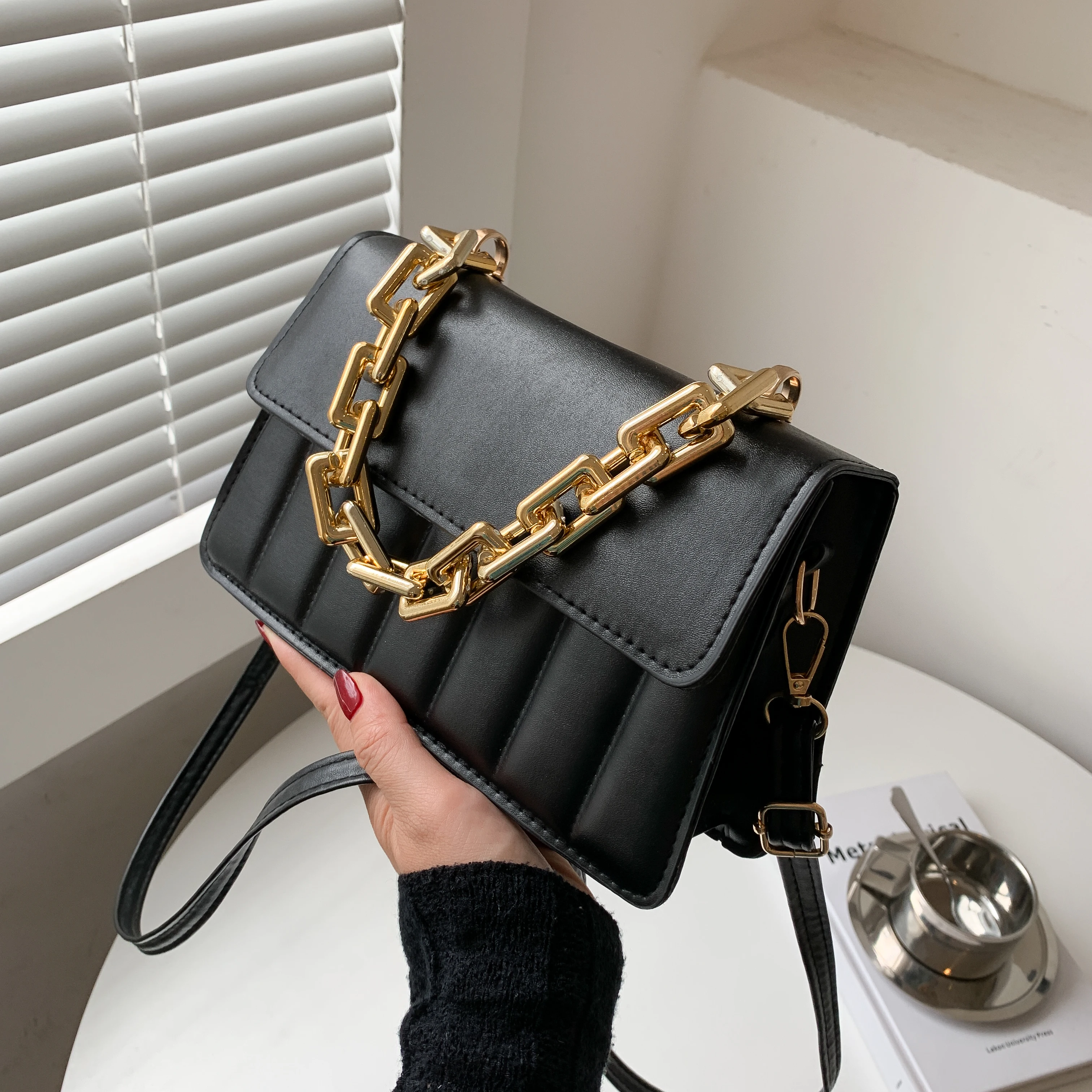 

drop shipping small lady purse crossbody bag classic design with chains chic bag for girls women wholesale bags multi color