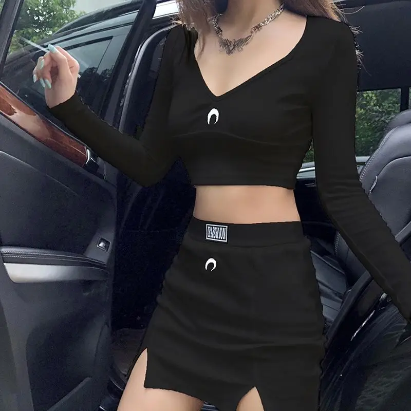 

New autumn/winter 2020 women's wear+V-neck long sleeves belted waist stylish moon embroidered skirt suit, Black