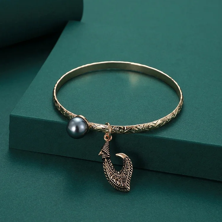 

Wholesale Round Shape Customized Designer Pearl Bracelet Pendant Hawaiian Bracelet, Golden
