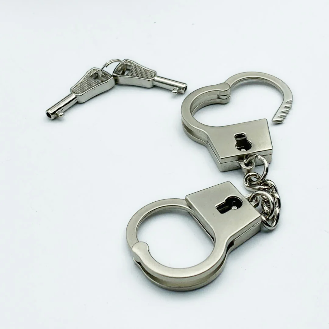 Metal Handcuff Shaped Keychain For Lovers.unlock The Key Chain Of A