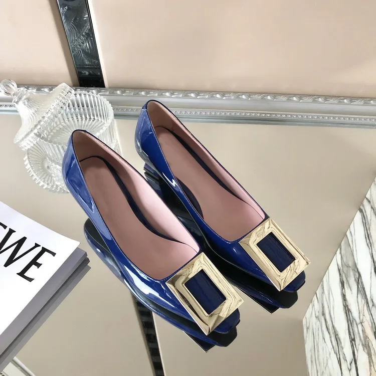

In 2020, the new rV single shoe with square buckle patent leather, small thick heel, medium heel, flat bottom, stiletto heel, an