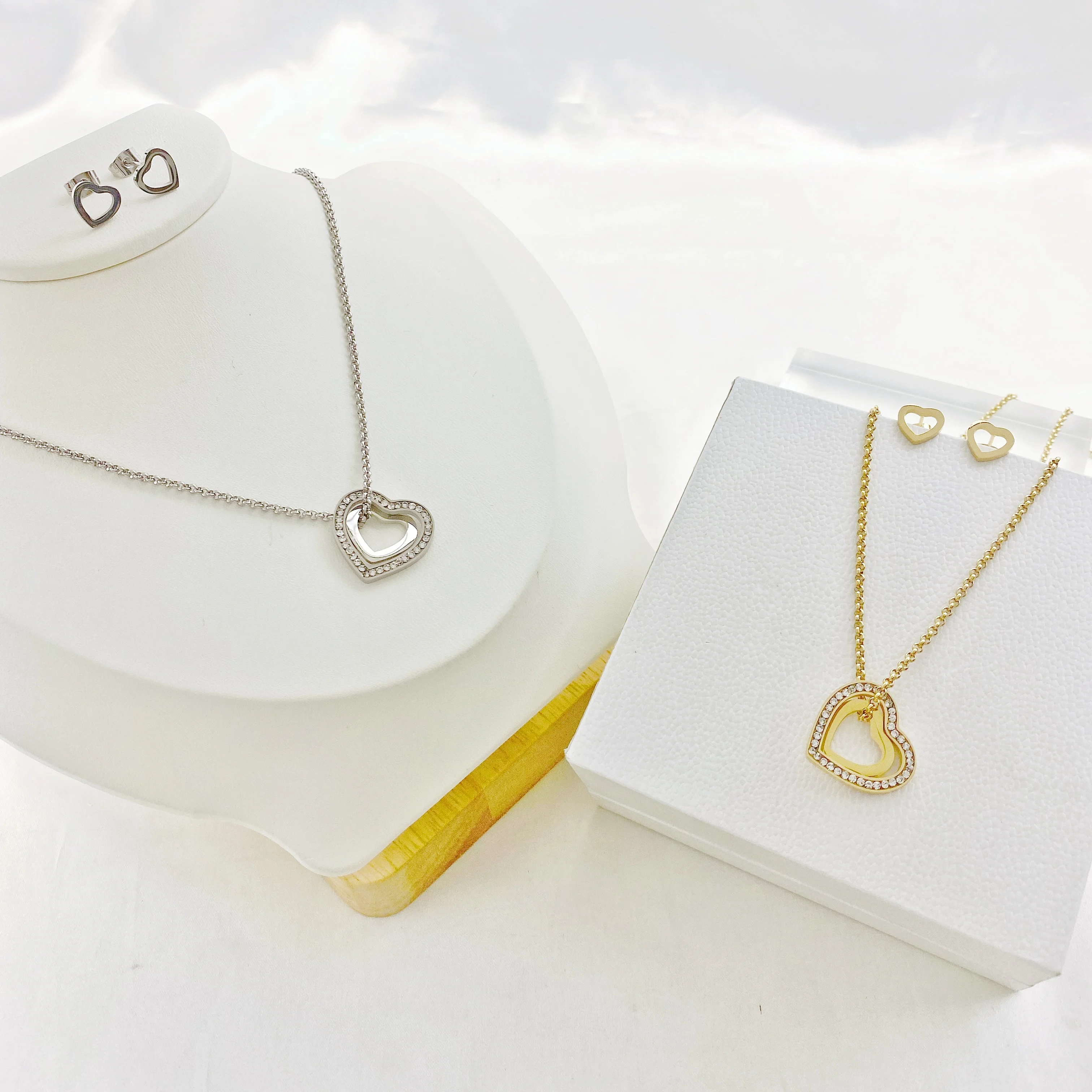 

New Classic Simple Gold Heart Pendant Stainless steel Short Necklace For Woman Fashion Jewelry Girl Sexy Necklace Wholesale