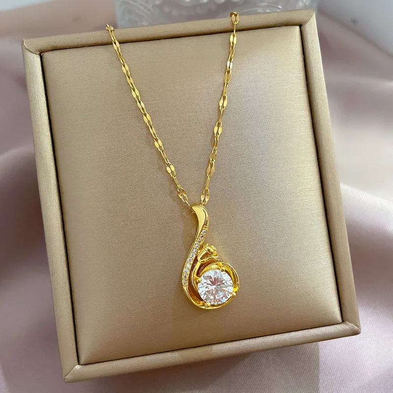 

Wholesale Fashion Shiny Micro Inlaid Zircon Pendant Necklace Gold Plated Stainless Steel Necklace for Women Clavicle Choker