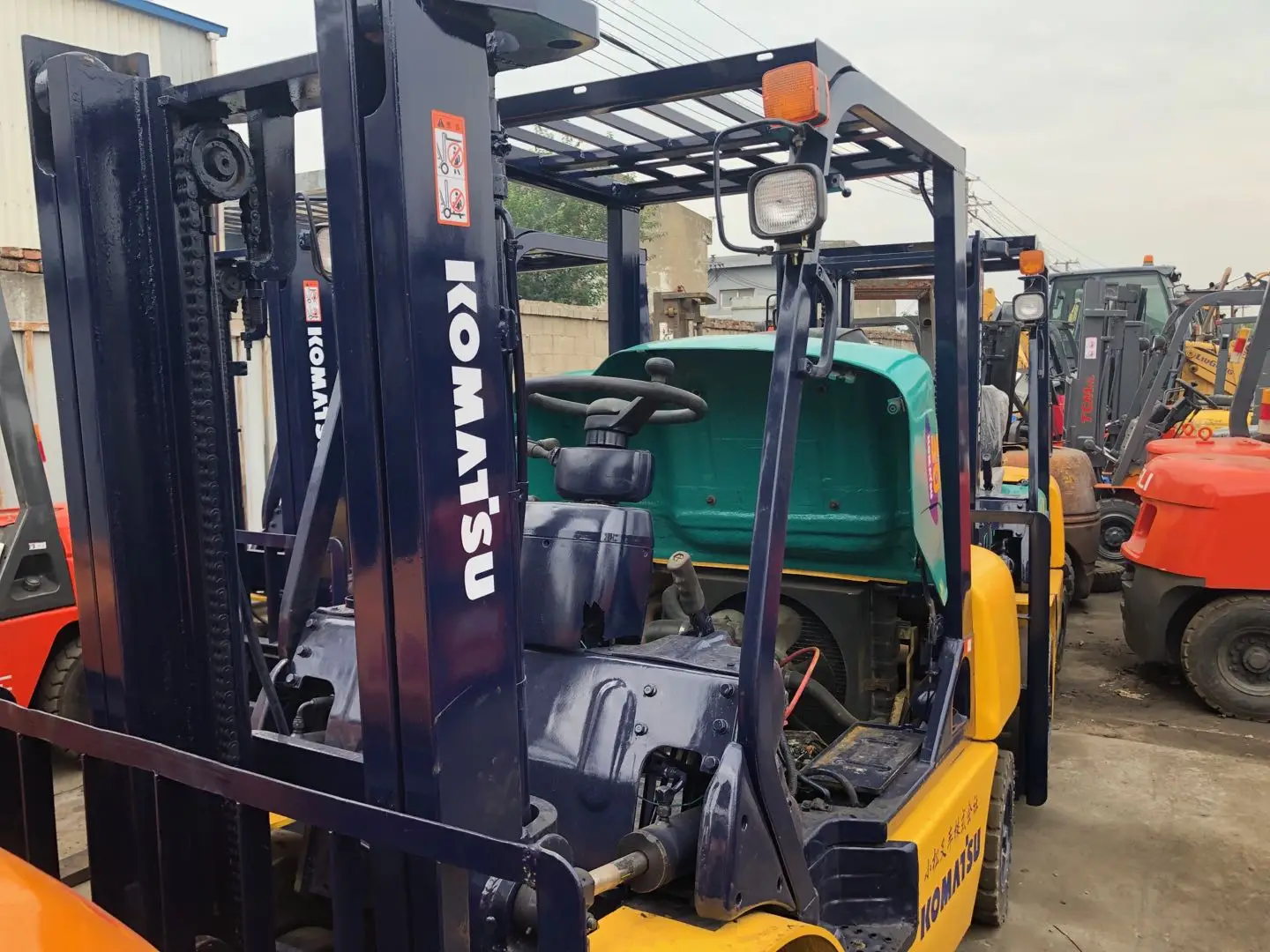 许多二手福松叉车使用柴油叉车 3 吨五十铃发动机的选择条件良好