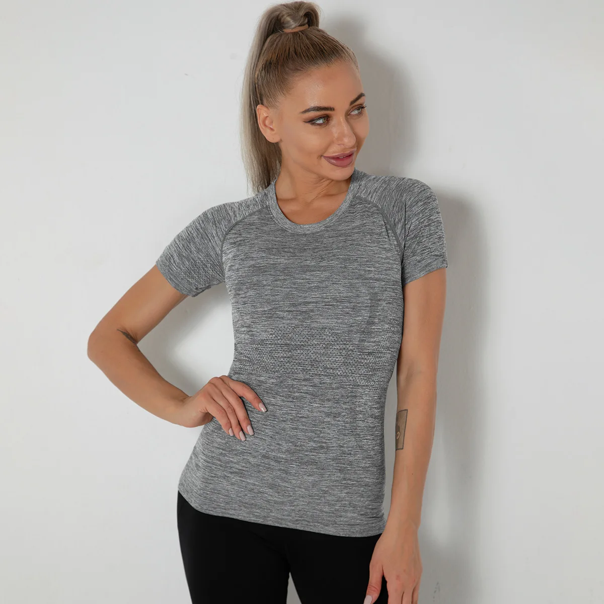 

2022 Breathable Seamless Fitness Gym Activewear T-shirt Running Sports Shirt For Women