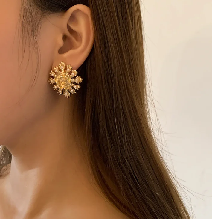 

Temperament 3D Rose Earrings Female European and American Retro Flower Pearl Stud Snowflake Earrings, Picture shows