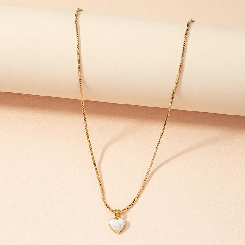 

2022 Fashion Dainty Gold Plated Heart Pendant Snake Bone Chain Necklace Vintage White Heart Pendant Clavicle Necklace for Women