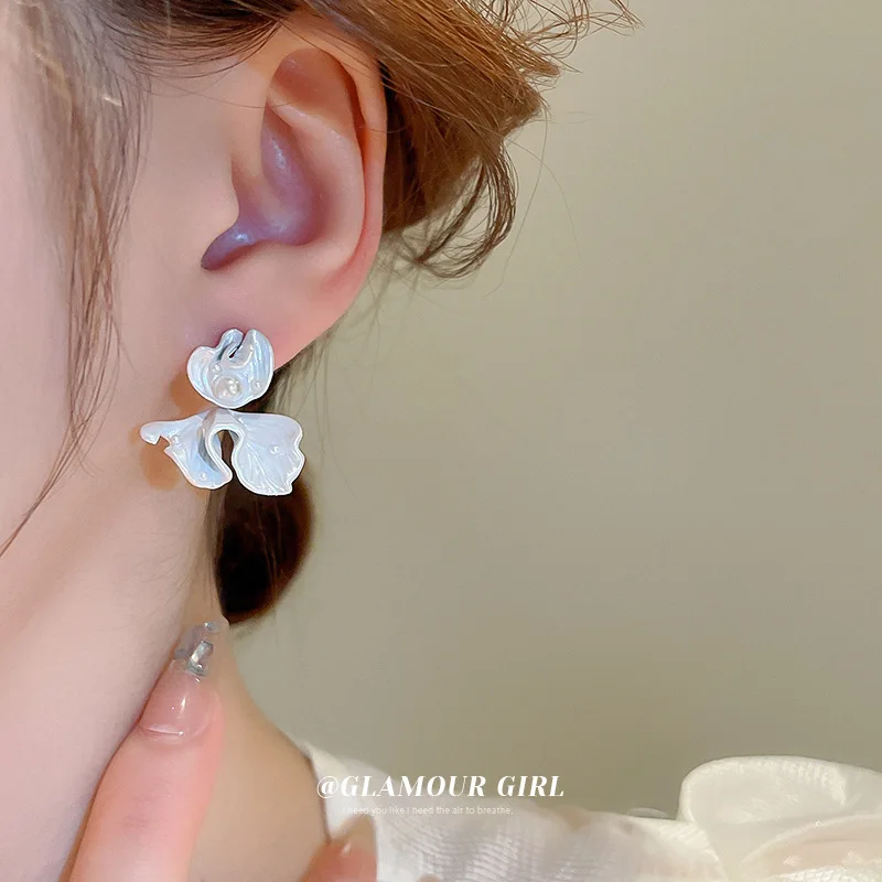 

Silver needle white irregular fishtail metal alloy pearl earrings fashion women stud earrings 2023