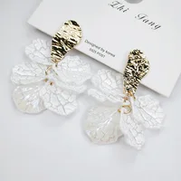 

Artilady Modern White Shell Flower Petal Drop Earrings For Women 2019 New Fashion Party Beach Weeding Jewelry Decor